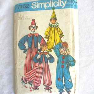 Könnte beinhalten: Eine Simplicity 7162 Schnittmusterhülle für Clownskostüme in den Größen 10-12. Die Abbildung zeigt drei Figuren in bunten Clownskostümen, darunter ein gelber Overall, ein blau-rot gestreifter Overall und ein blauer Overall.