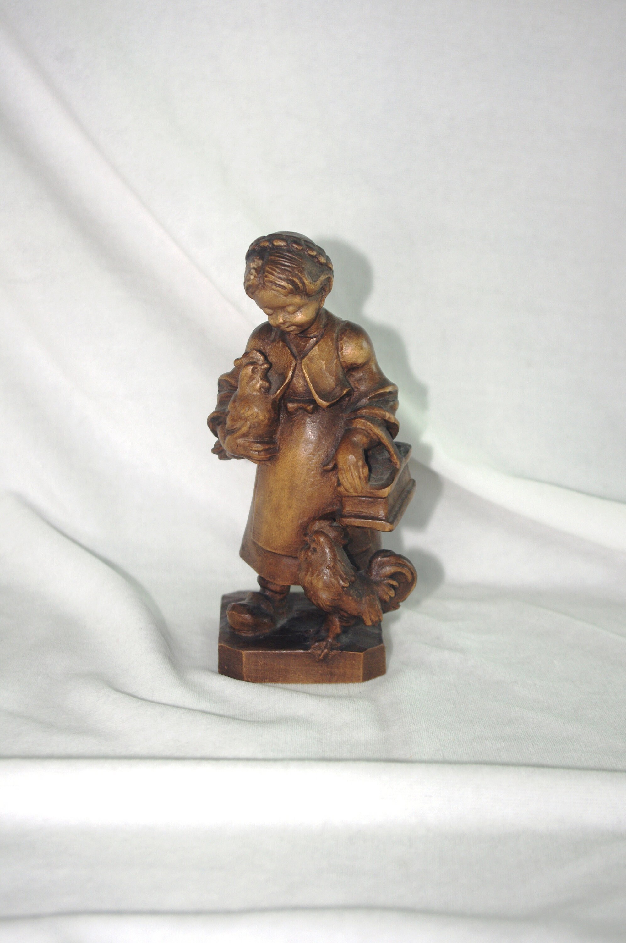 ヴィンテージ フィギュア / 彫像: 雄鶏とバスケットを持つ少女、木彫り