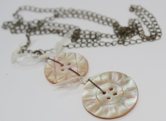 ハンドメイドネックレス：アンティーク彫刻のマザーオブパールボタンと