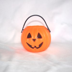 Vintage Blasform: Kleiner Halloween Kürbis, dünner Griff, 7,5 cm Rund, Dreieck Augen