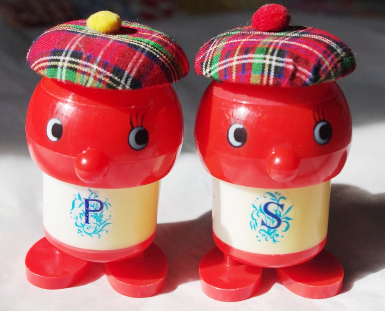 Vintage Salt and Pepper Set Red Men with Hat Tam /'o Shanter Newsboy Hat Kitsch
