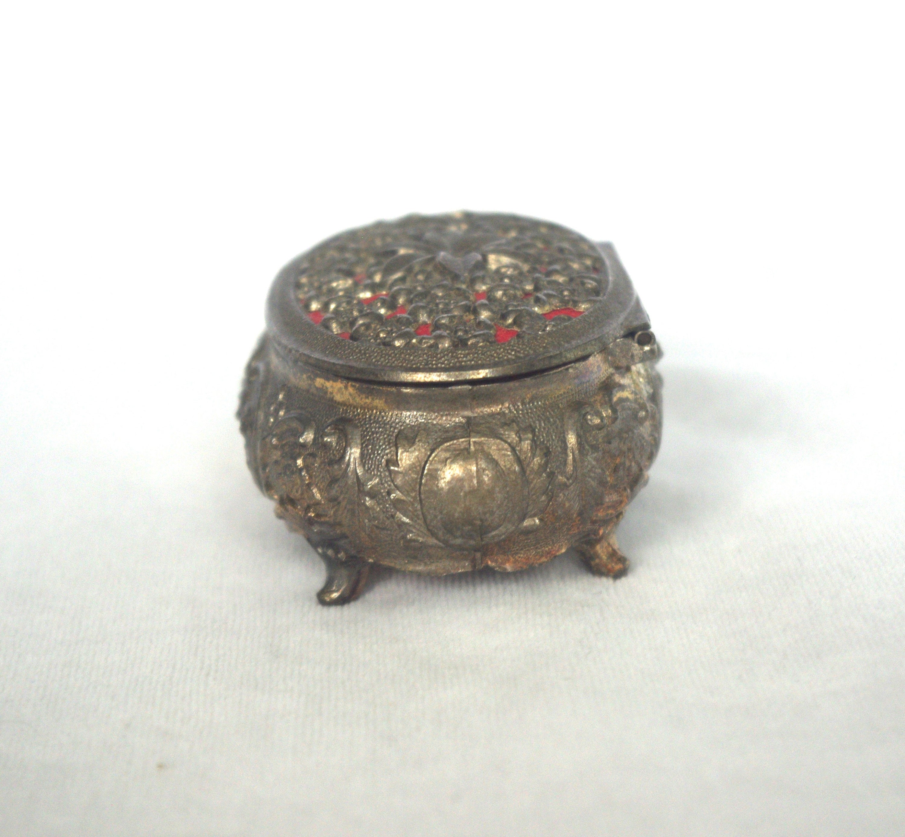 1960年代のヴィンテージ小物入れ：楕円形の銀細工の花、内側は赤、日本