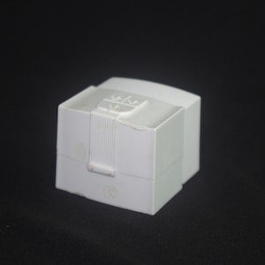 Caja de presentación vintage para anillos: plástico duro blanco con protectores en la tapa, &quot;Hecho en EE. UU.&quot;