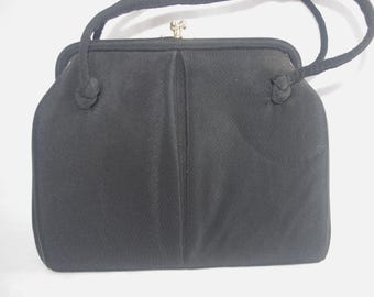 Vintage Handtasche / Portemonnaie: Schwarze Peau de Soie Umhängetasche mit goldenem Verschluss, 1960s / 60s