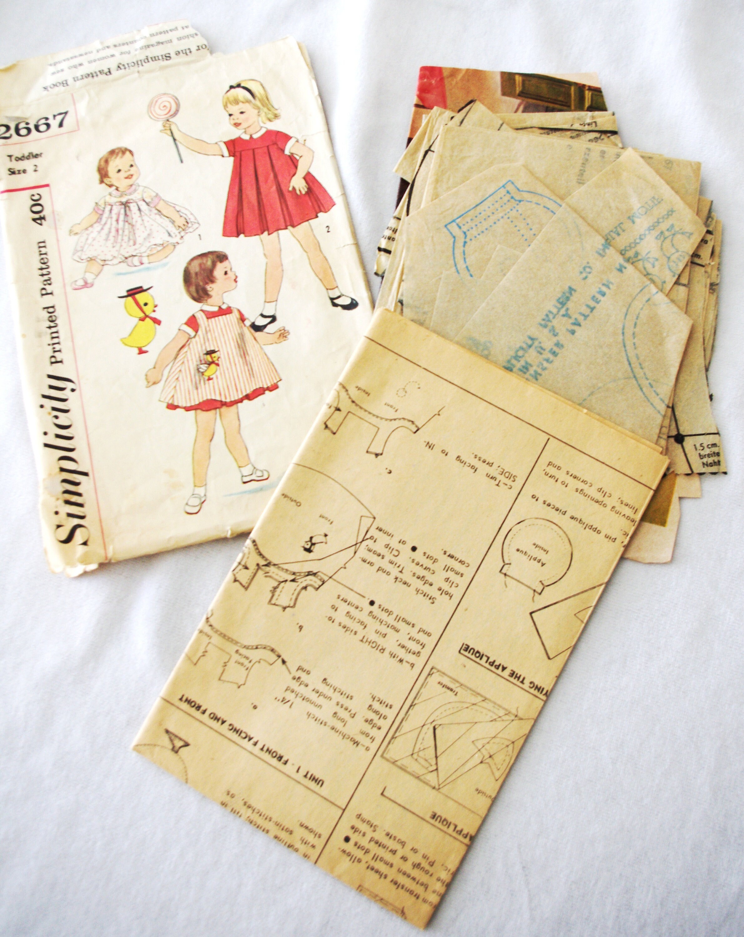 Vintage 1960s Simplicity Pattern: Toddler / Girls Dress & Apron