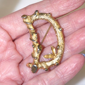 Vintage broche / pin: Sarah Coventry Gold Vine / Leaves Bamboo Twig Initial D afbeelding 5