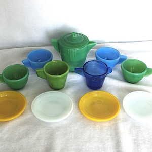 Vintage Toy Dishes: Akro Agate / Hazel Atlas, Mixed Lot, 12 Pieces, Jadeite Green, Blue, Yellow, White