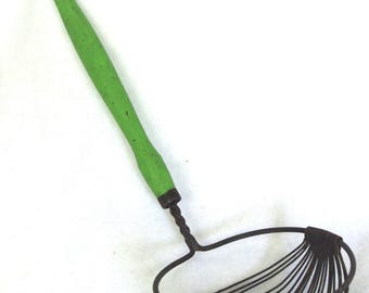 Colador/espumadera rústico vintage: cesta de alambre, mango de madera verde, estilo rústico, años 40.