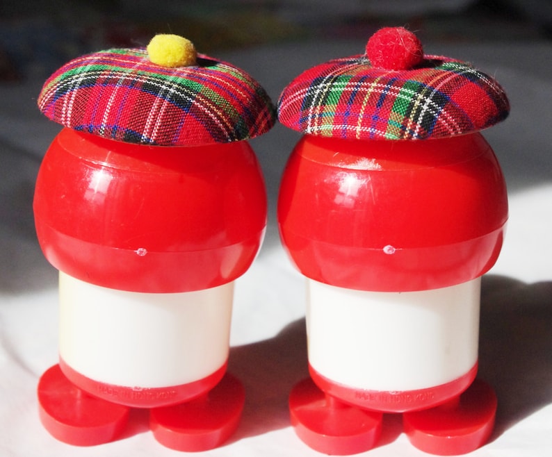 Vintage Salt and Pepper Set Red Men with Hat Tam /'o Shanter Newsboy Hat Kitsch