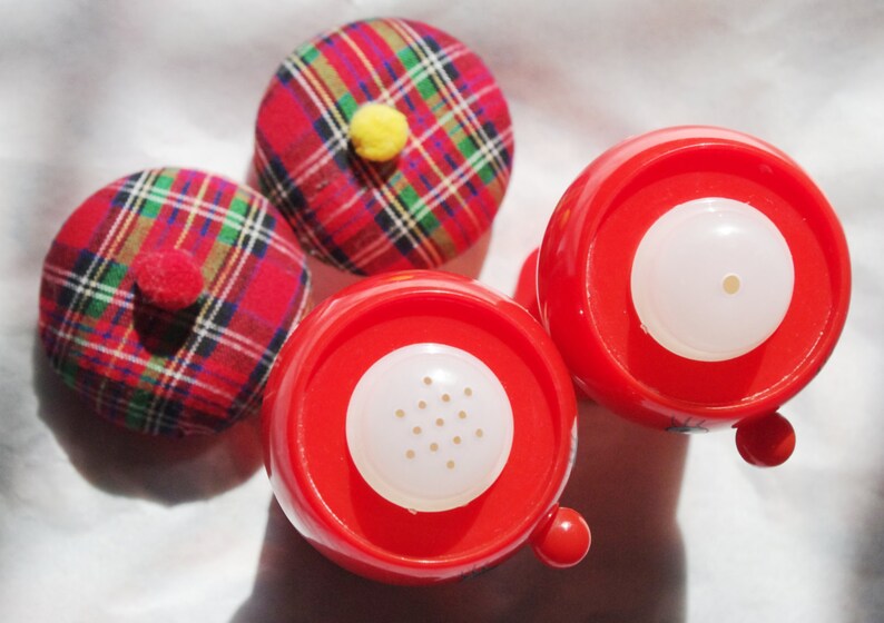 Vintage Salt and Pepper Set Red Men with Hat Tam /'o Shanter Newsboy Hat Kitsch