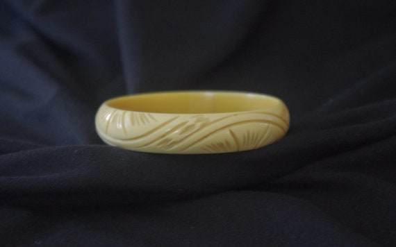 Vintage Lucite Bangle Bracelet: 1960s / 60s, Off-… - image 3