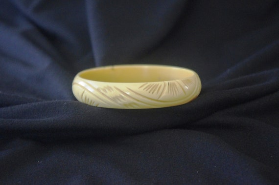 Vintage Lucite Bangle Bracelet: 1960s / 60s, Off-… - image 4