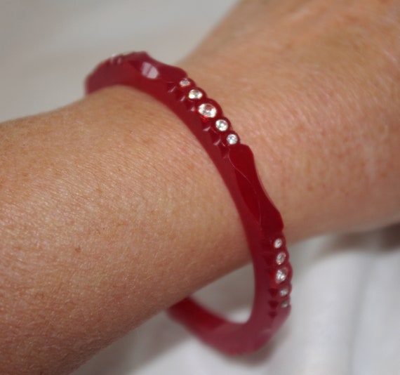 Vintage Clear Lucite Bangle: Ornate Red Carved wi… - image 4