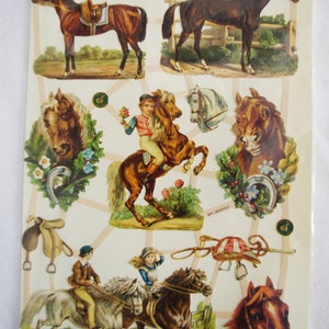 Può includere: Un foglio di adesivi in carta fustellata in stile vintage con varie illustrazioni di cavalli. La collezione comprende cavalli marroni, una persona a cavallo, teste di cavallo incorniciate da fiori e ferri di cavallo, una sella e attrezzatura.