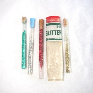Lot de paillettes vintage : 3 flacons tube en verre avec bouchons en liège et 2 flacons en plastique, 1960s