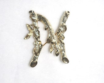 Vintage broche / pin: Sarah Coventry Gold Vine / Leaves "Bamboo Twig" Initial "N"