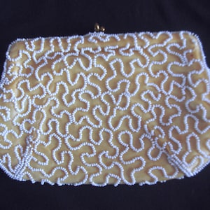 Bolso de mano vintage o de noche: bolso de mano pequeño de los años 50 con intrincados detalles en espiral y cuentas beige, fabricado en Bélgica