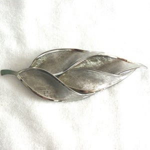 Vintage broche/pin: getextureerd zilver, grote bladnevel, jaren 60/60