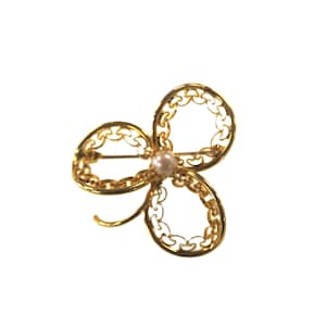 Vintage Brooch / Pin: 1960s Gold Filigree Shamrock / Clover w/ Pearl Center