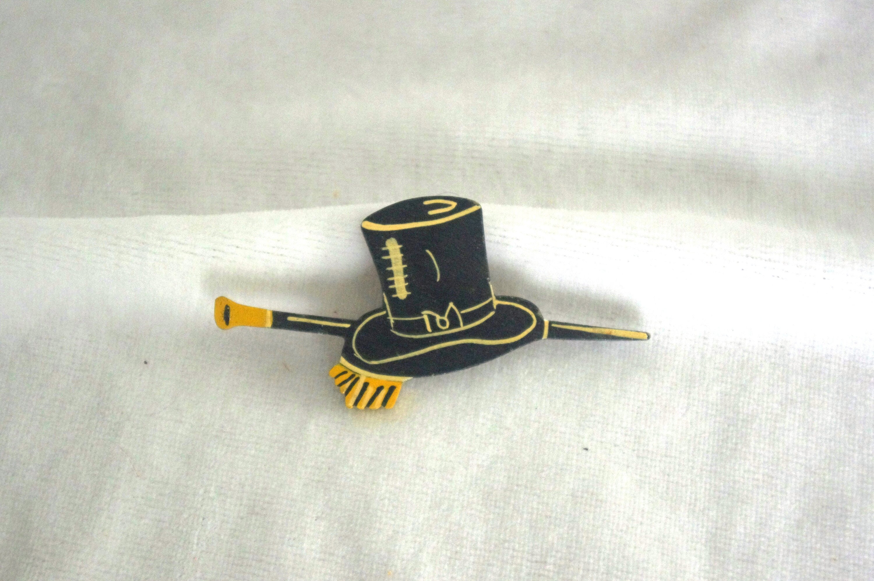 Broche Vintage Chapeau Haut-de-forme Et Canne En Plastique - Occasion En Très Bon état