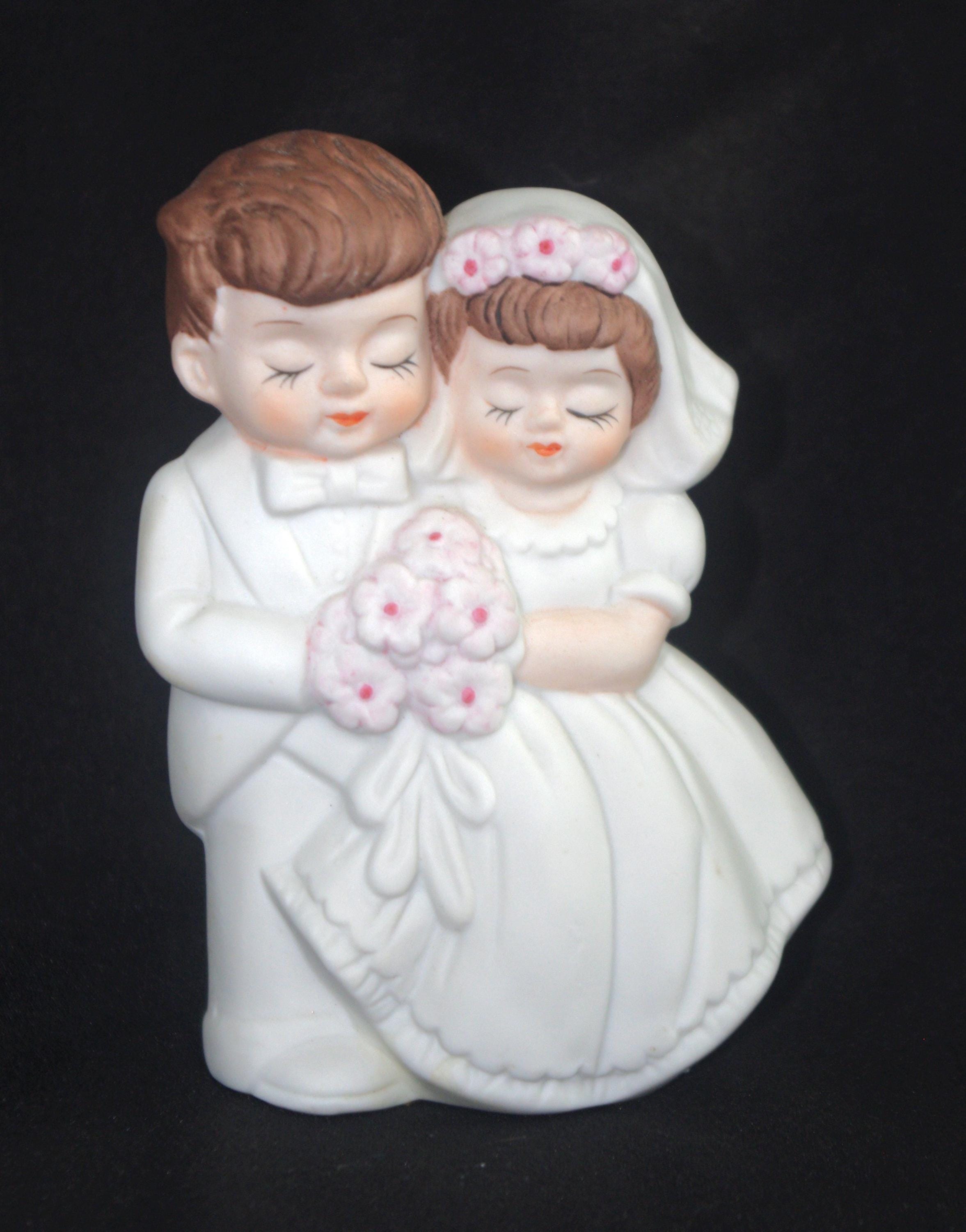 1960 年代のウェディング ケーキ トッパー: 素焼きの花嫁と花婿