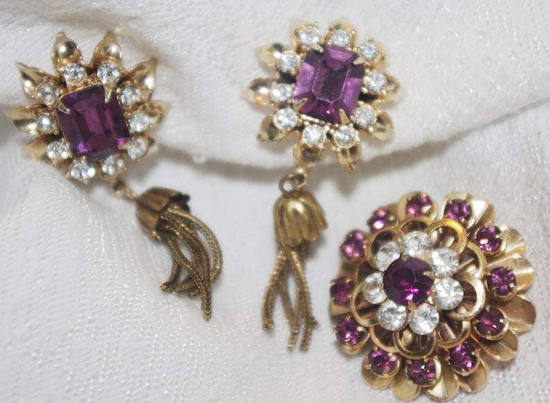 Vintage Pin Brooch Earring Set Purple /& White Rhinestone Flowers Gold Trim Screw Back Earrings