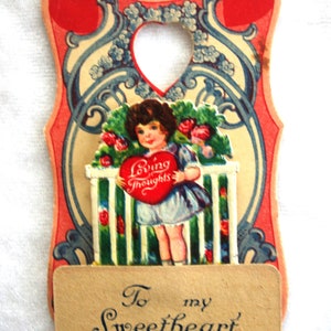 San Valentín victoriano vintage: imagen tridimensional plegable, niña en una valla con corazón, principios del siglo XX, Alemania