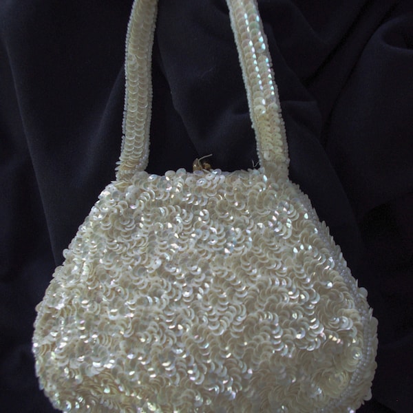 Sac de soirée vintage des années 1950 à sequins blancs irisés et perles / sac à main / sac à main « Stix, Baer & Fuller Co.