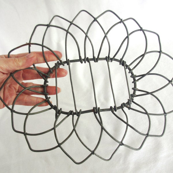 Vintage Woven Wire Basket / Bowl: Oval w/ Petals, 10" x 3"