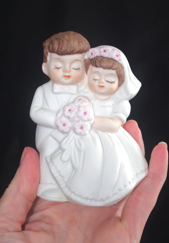 1960 年代のウェディング ケーキ トッパー: 素焼きの花嫁と花婿