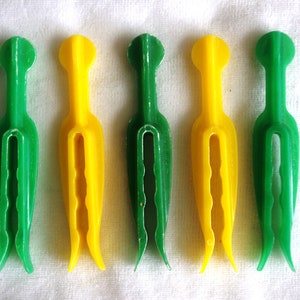 5 Vintage Wäscheklammern: Hartplastik 1950s-1960s, Mastro / Bulldogge, Grün / Gelb