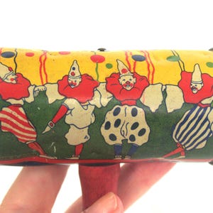 Vintage Blechdose Krachmacher: Lithographie Tanzende Clowns & Partyszene, 1940er Jahre, &quot;Made in Japan&quot;