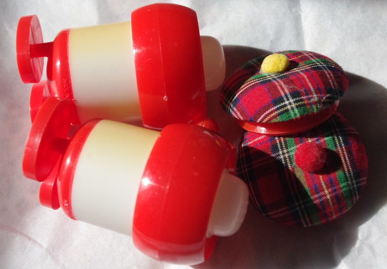 Vintage Salt and Pepper Set Red Men with Hat Tam /'o Shanter Newsboy Hat Kitsch