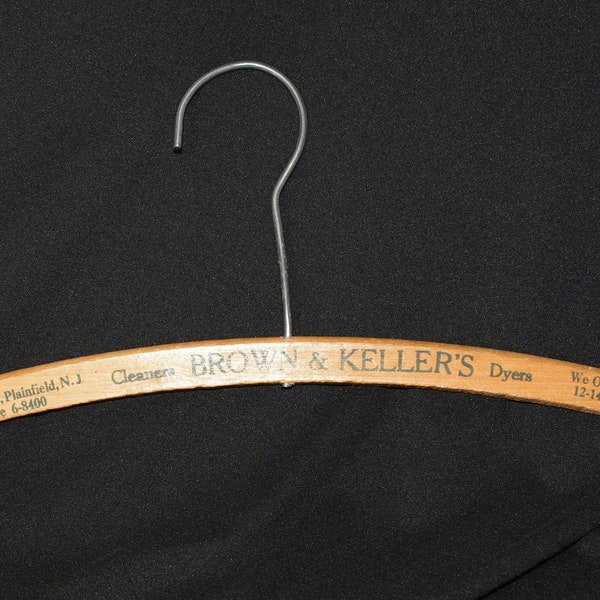 Vintage houten hanger: reclame "Brown & Keller's Cleaners Dyers Plainfield N.J." jaren dertig