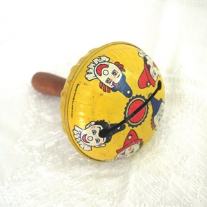 Vintage Blechdose Krachmacher Rassel: Kirchhof, Newark, N.J. Made in U.S.A. Rund / Holzgriff, Lithographie Clowns, 1940er Jahre