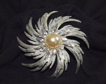 Vintage Brooch / Pin: Large Sarah Coventry Silver Abstract Flower w/ Large Pearl Center