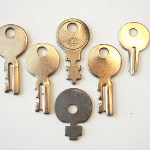 Vintage Key Lot: Small Silver Round Top Jewelry Supplies, Etc. Unusual Shapes