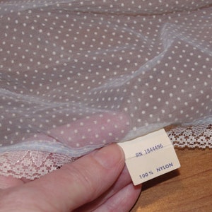 Vintageförkläde: Damförkläde / Hostess, blått och vitt nylon, prickigt schweiziskt garn, aldrig tvättat, 1960-/60-tal bild 4