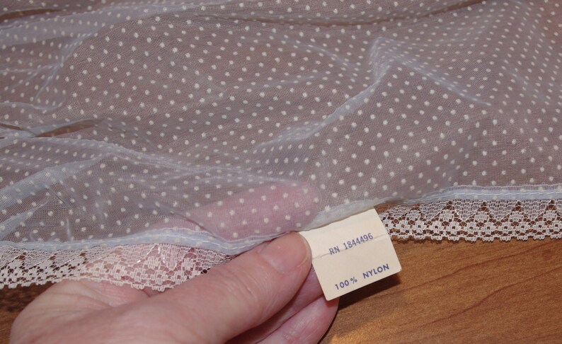 Vintageförkläde: Damförkläde / Hostess, blått och vitt nylon, prickigt schweiziskt garn, aldrig tvättat, 1960-/60-tal bild 4