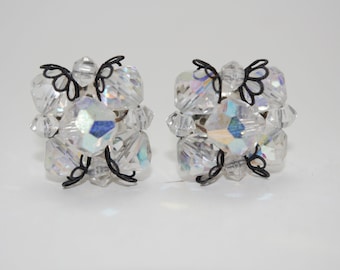 Pendientes de clip vintage: cuentas cuadradas de cristal Aurora Borealis con filigrana negra, años 50/50/MCM
