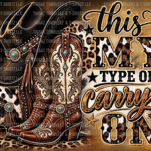 Può includere: Un design grafico digitale che presenta un cappello da cowboy marrone scuro, un paio di stivali da cowboy in pelle marrone con ricami floreali bianchi e una borsa con stampa mucca e frange. Il testo recita this MY TYPE OF CARRY'N ON.