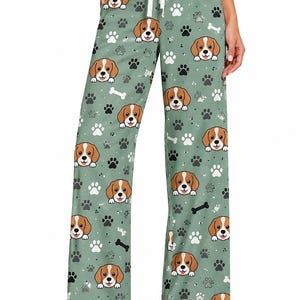 Pyjama und Handtuch mit Beagle-Pfotenabdruck.