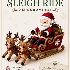 Op de afbeelding: Een gehaakte amigurumi-set getiteld Santa's Sleigh Ride met een rode slee, de Kerstman en twee bruine rendieren. De set bevat een bruine zak en kleine ingepakte cadeautjes. De tekst op de hoes vermeldt een afgewerkte maat van 35,5 cm bij 20 cm.