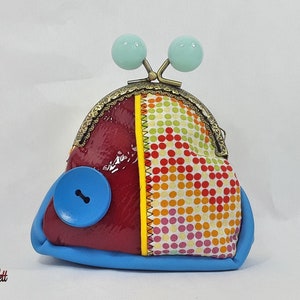 Porte monnaie retro en cuir framboise et bleu et tissus graphique pois