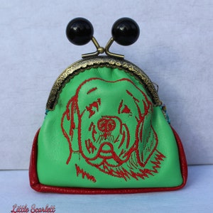 Porte monnaie rétro en cuir vert et rouge, broderie chien image 1