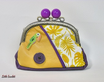 Grand porte monnaie rétro en cuir jaune et violet et tissus motif feuillage exotique jaune