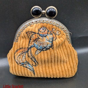 Geldbörse mit Retro-Metallverschluss und Cordstoffen, Katzenstickerei
