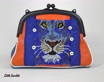 Grand porte monnaie ou mini sac en cuir orange et bleu, perles rocailles