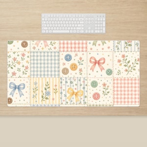 Tappetino da scrivania patchwork pastello: motivo a bottoni con fiocco e fiore a quadretti