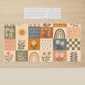 Alfombrilla de escritorio bohemia a cuadros: decoración floral para el espacio de trabajo, patrón de cuadrícula en terracota y verde salvia.